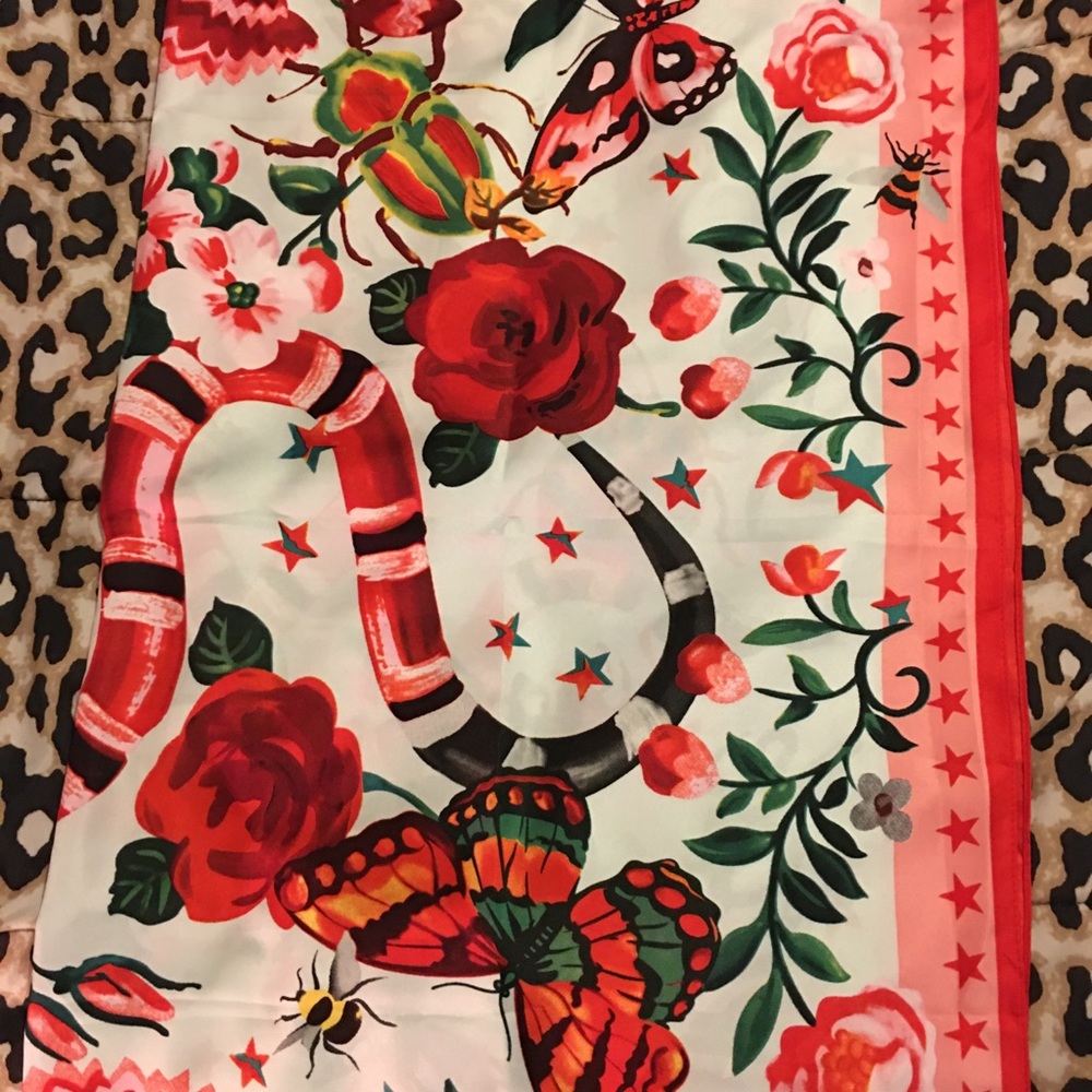 Brand new Gucci scarf with authenticity paperwork - Picture 2 of 3